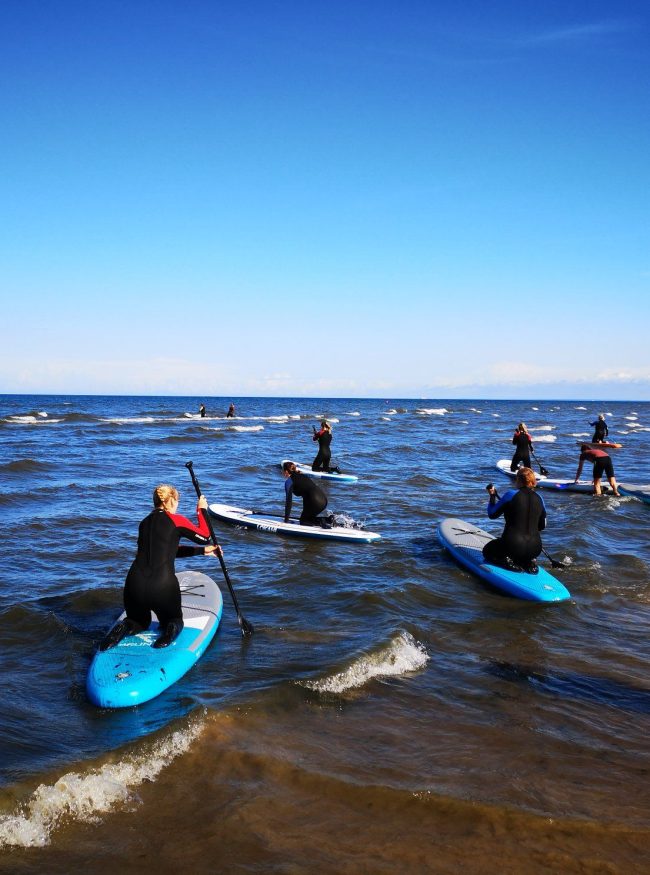 Motus - Narva-Jõesuu Surfiklubi kaks inimesed lähevad merele SUP'idel