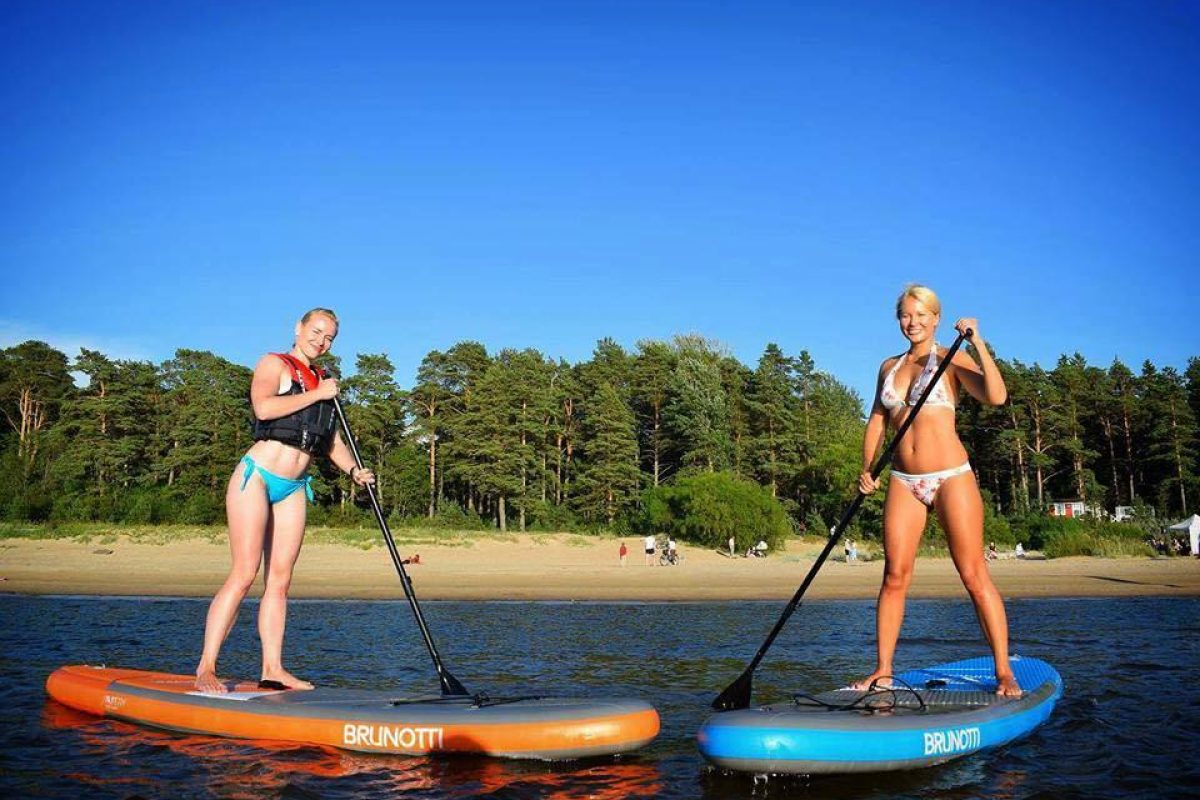 Narva-Jõesuu Surfiklubi kaks inimesed SUP'idel