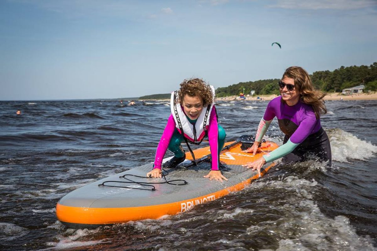 Narva-Jõesuu Surfiklubi - Laps seisab SUP'il